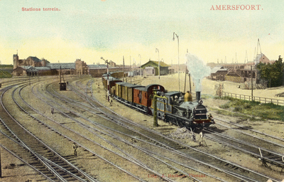 13102 Gezicht op het emplacement bij het station te Amersfoort uit het noordoosten; met op de voogrond een stoomtrein.